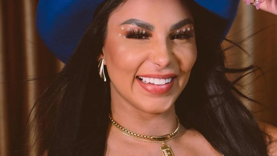 Carro de som ‘invade’ A Fazenda e revela cancelamento de Jenny