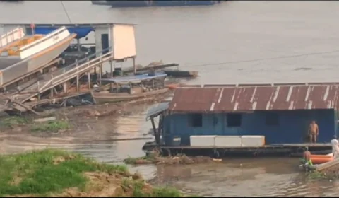 VÍDEO: desbarrancamento em porto deixa desaparecido em Manacapuru-AM