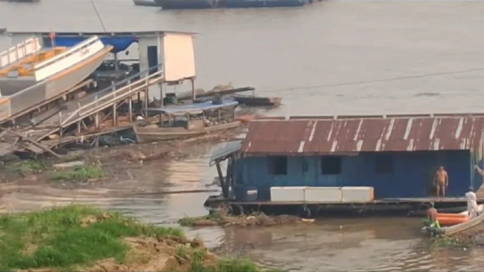 VÍDEO: desbarrancamento em porto deixa desaparecido em Manacapuru-AM