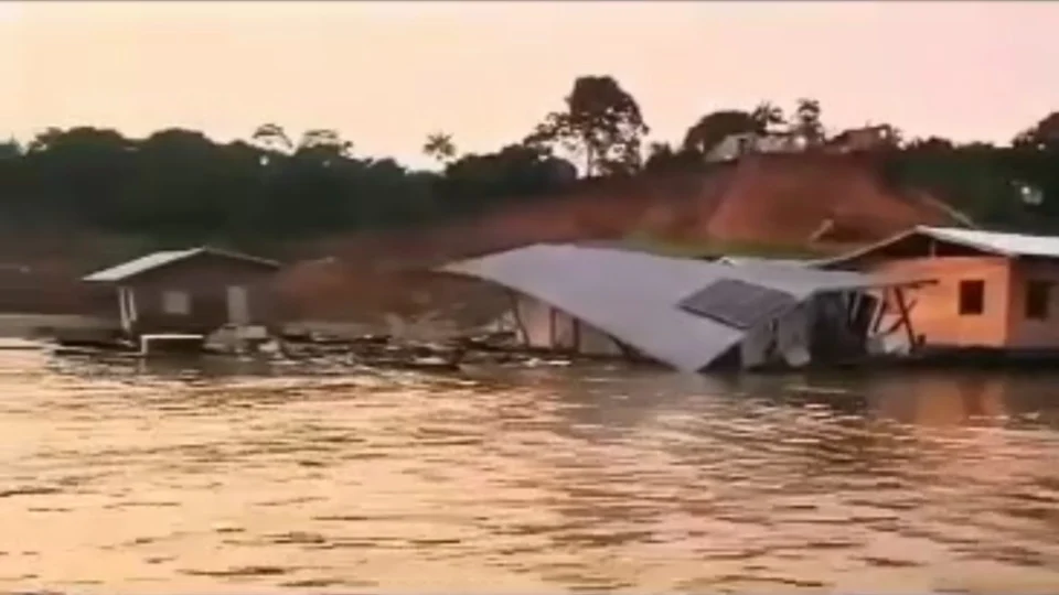 Vídeo mostra destruição das casas após deslizamento em Beruri-AM