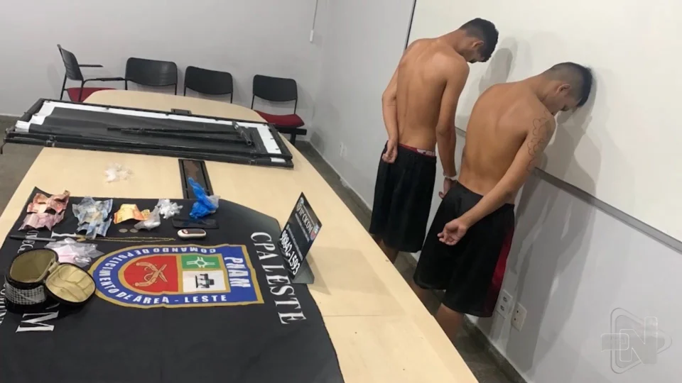 VÍDEO: dupla é presa em laje portando bolsa com entorpecentes em Manaus
