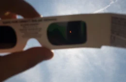 Jovem tem lesão no olho após assistir eclipse sem proteção no Pará
