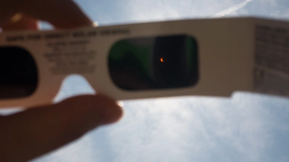 Jovem tem lesão no olho após assistir eclipse sem proteção no Pará