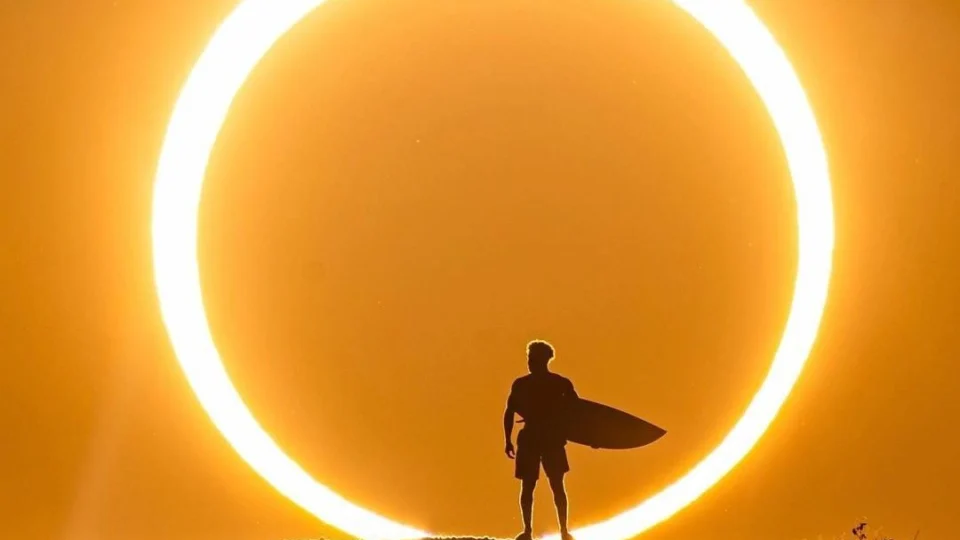 Eclipse solar: fotógrafo revela bastidores de registro com surfista no RN