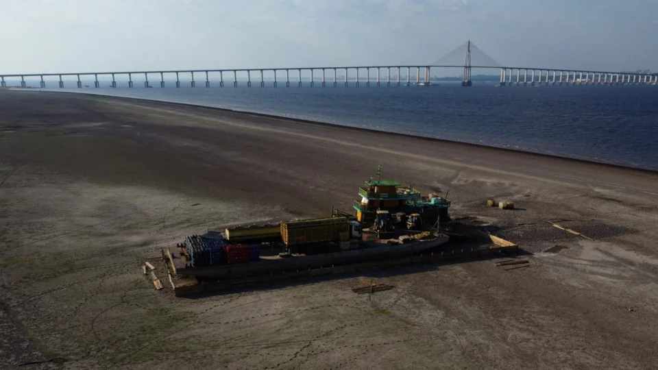 Rio Negro atinge 13,59 metros e Amazonas enfrenta maior seca da história