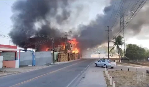 VÍDEO: fábrica é destruída por incêndio de grandes proporções em Manaus