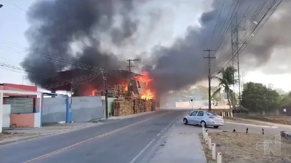 VÍDEO: fábrica é destruída por incêndio de grandes proporções em Manaus