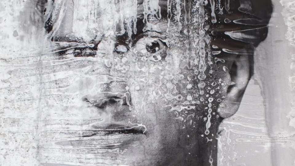 Exposição traz fotografias de Bob Wolfenson recuperadas após inundação