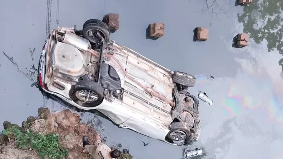 Motorista sai ileso após carro capotar e cair em igarapé em Rio Branco