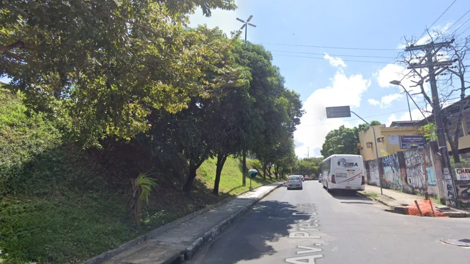 Interdição de rua altera trânsito no bairro Santo Antônio, em Manaus