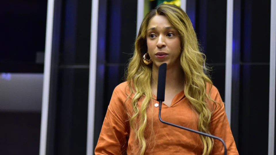 Comissão aprova projeto que assegura casamento LGBT+