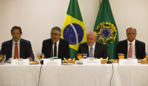 Lula se reúne com ministros e parlamentares para definir pautas prioritárias