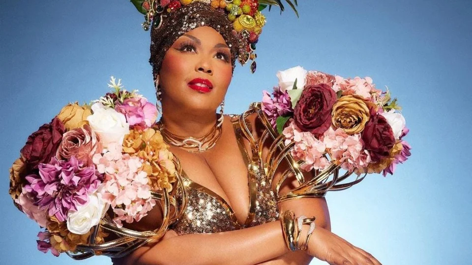 Cantora internacional se fantasia de Carmem Miranda para Halloween