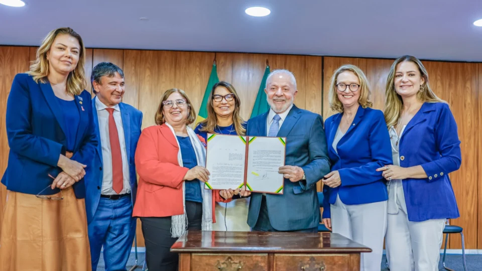 Presidente sanciona lei que firma pensão para órfãos do feminicídio