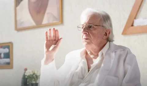 Marco Nanini vive João de Deus em série sobre médium abusador