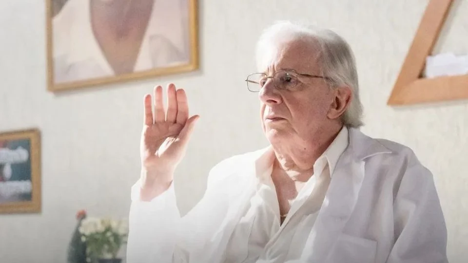 Marco Nanini vive João de Deus em série sobre médium abusador