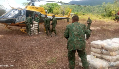Forças Armadas entregam mais de 10 toneladas de alimentos na Terra Yanomami, em RR