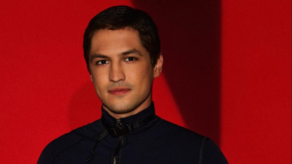 Netflix divulga elenco da minissérie de Ayrton Senna; confira foto