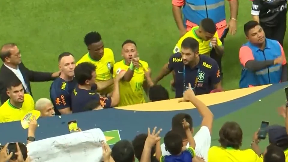 Torcedor joga saco de pipocas na cabeça de Neymar na saída do campo