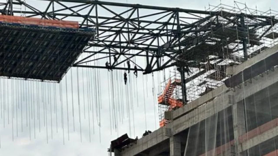 VÍDEO: estrutura desaba e deixa operários pendurados a 140 metros de altura em SP