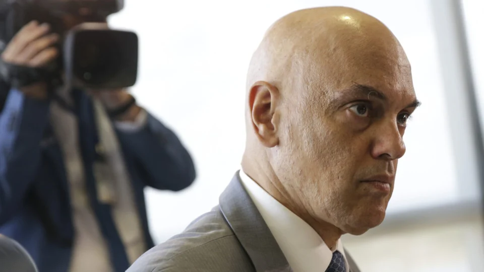 Moraes autoriza inclusão de relatório da CPMI do 8/1 em inquéritos no STF