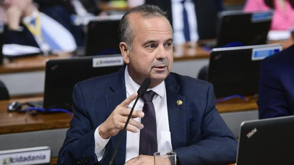 Reajuste para policiais e bombeiros do DF empaca no Senado