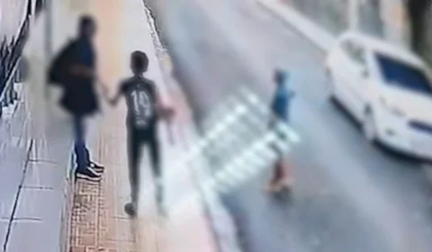 VÍDEO: dois suspeitos assaltam professora em frente de escola em Manaus