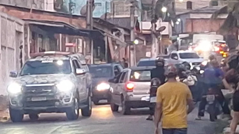 VÍDEO: tia e sobrinho são baleados durante tiroteio na Zona Leste de Manaus