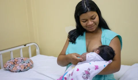 Com estoque crítico de leite humano, maternidade convoca doadores em Manaus