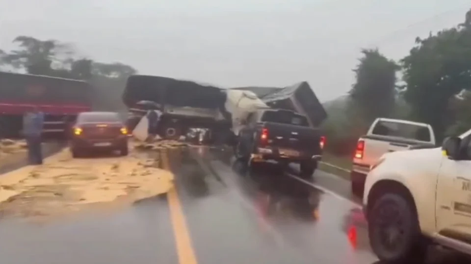 VÍDEO: criança de 4 anos e pai morrem acidente de carros com carretas em RO