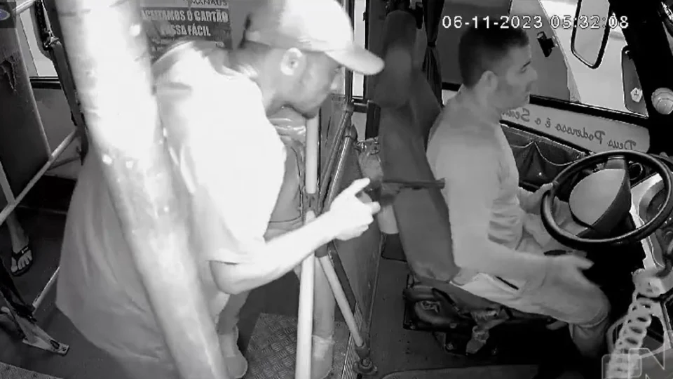 VÍDEO: trio assalta micro-ônibus na Zona Leste de Manaus