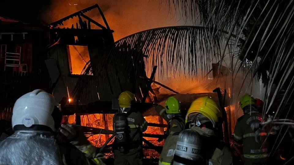 VÍDEO: incêndio mata pai e filho de 6 anos carbonizados no Acre
