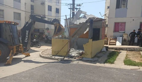 Boxes construídos em estacionamento são demolidos na Zona Norte de Manaus