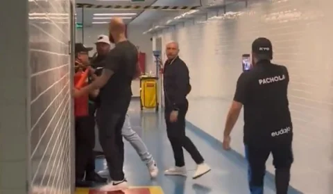 VÍDEO: Alessandro Nunes, dirigente do Corinthians, tenta invadir sala do VAR