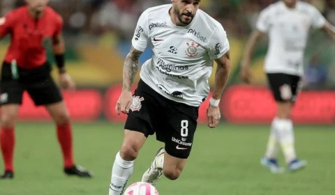 Renato Augusto se reapresenta e treina com proteção no ombro esquerdo