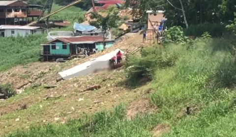 VÍDEO: corpo com marca de tiros é encontrado dentro de igarapé em Manaus