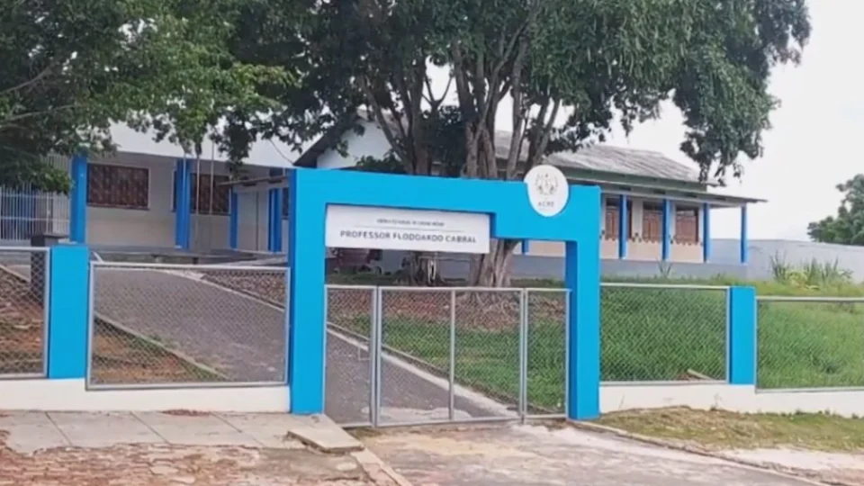 Professor é demitido após ser flagrado em sexo com aluno de 15 anos no Acre