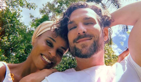 Ex-BBB Aline Wirley e marido chegam a Manaus para encontrar filhos adotivos