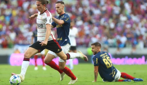 Filipe Luís recebe oportunidade, contribui para o resultado e é elogiado por Tite