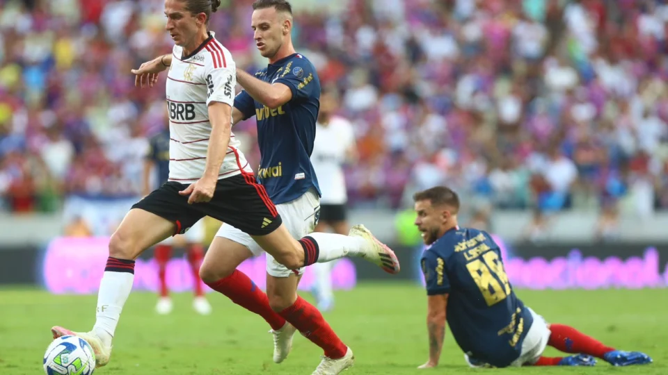 Filipe Luís recebe oportunidade, contribui para o resultado e é elogiado por Tite