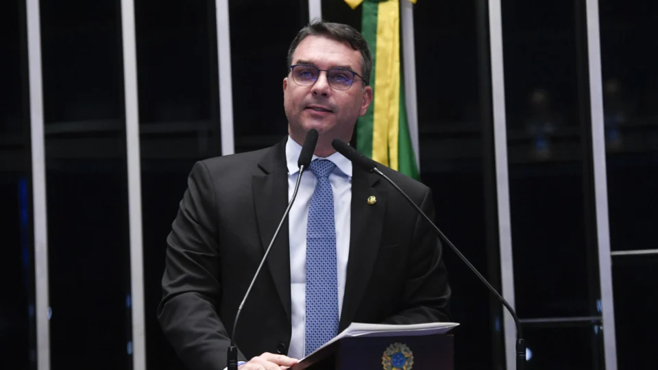 STF mantém multa contra Flávio Bolsonaro; saiba o valor da multa