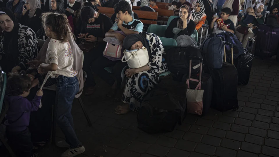 Fronteira de Gaza volta a ser fechada e adia retorno de brasileiros