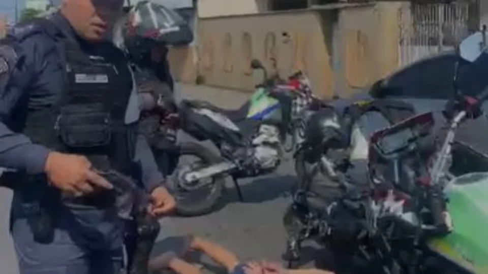 VÍDEO: homem é preso com revólver, munições e moto roubada em Manaus