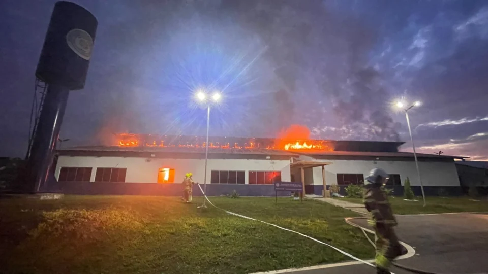 Incêndio de grandes proporções destrói alojamento do Cieps na capital do Acre