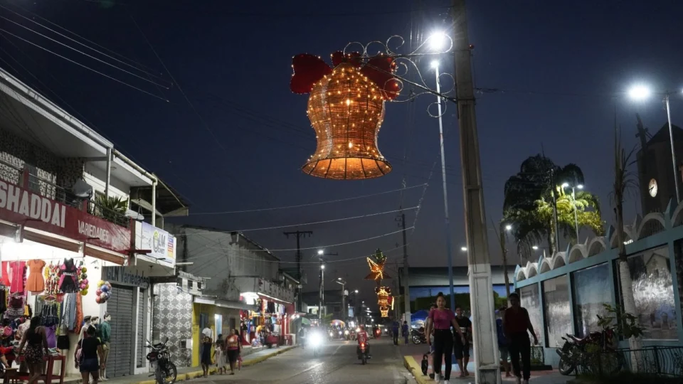 Decoração Natalina de Santo Antônio do Içá-AM é realizada por artesãs indígenas