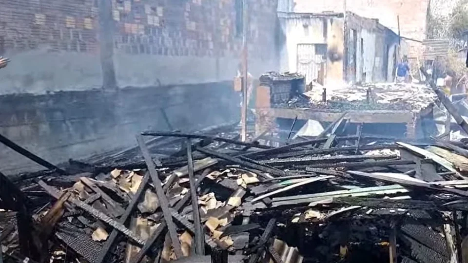 Incêndio atinge casas e deixa famílias desalojadas em Manaus