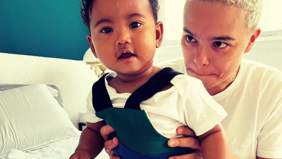 Maria Gadú exibe pela 1ª vez filha gerada pela irmã da cantora: ‘meu amor’