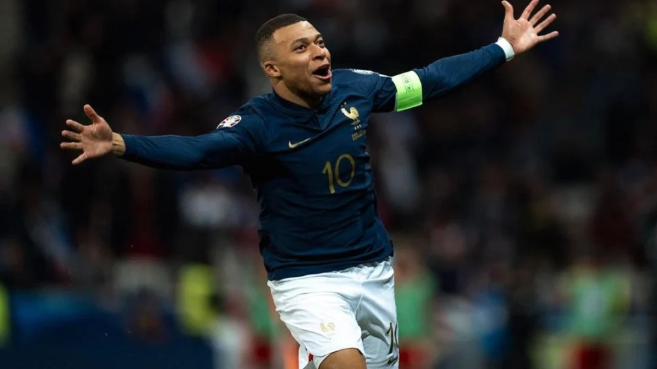 Mbappé alcança 300 gols na carreira mais rápido que Messi e CR7