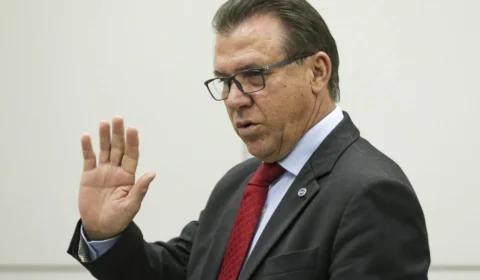 Ministro do Trabalho é convocado para explicar a CAE regra de expediente  