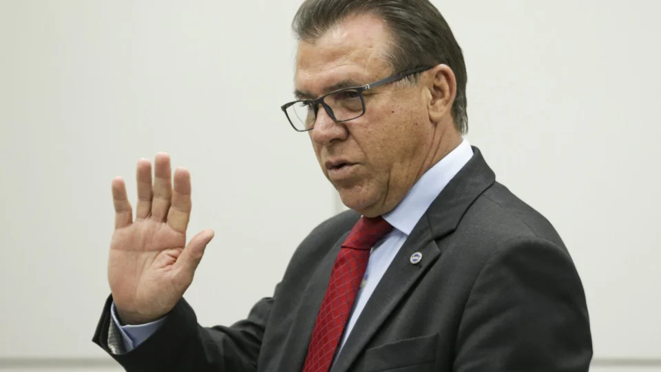 Ministro do Trabalho é convocado para explicar a CAE regra de expediente  